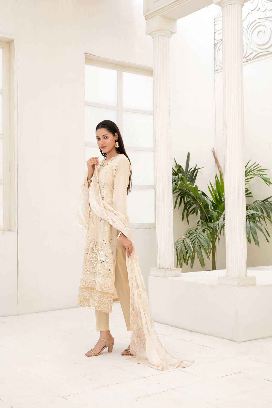 Araqa 3pcs Semi-Stitched Fancy Emb Slub Lawn [D-4220]
