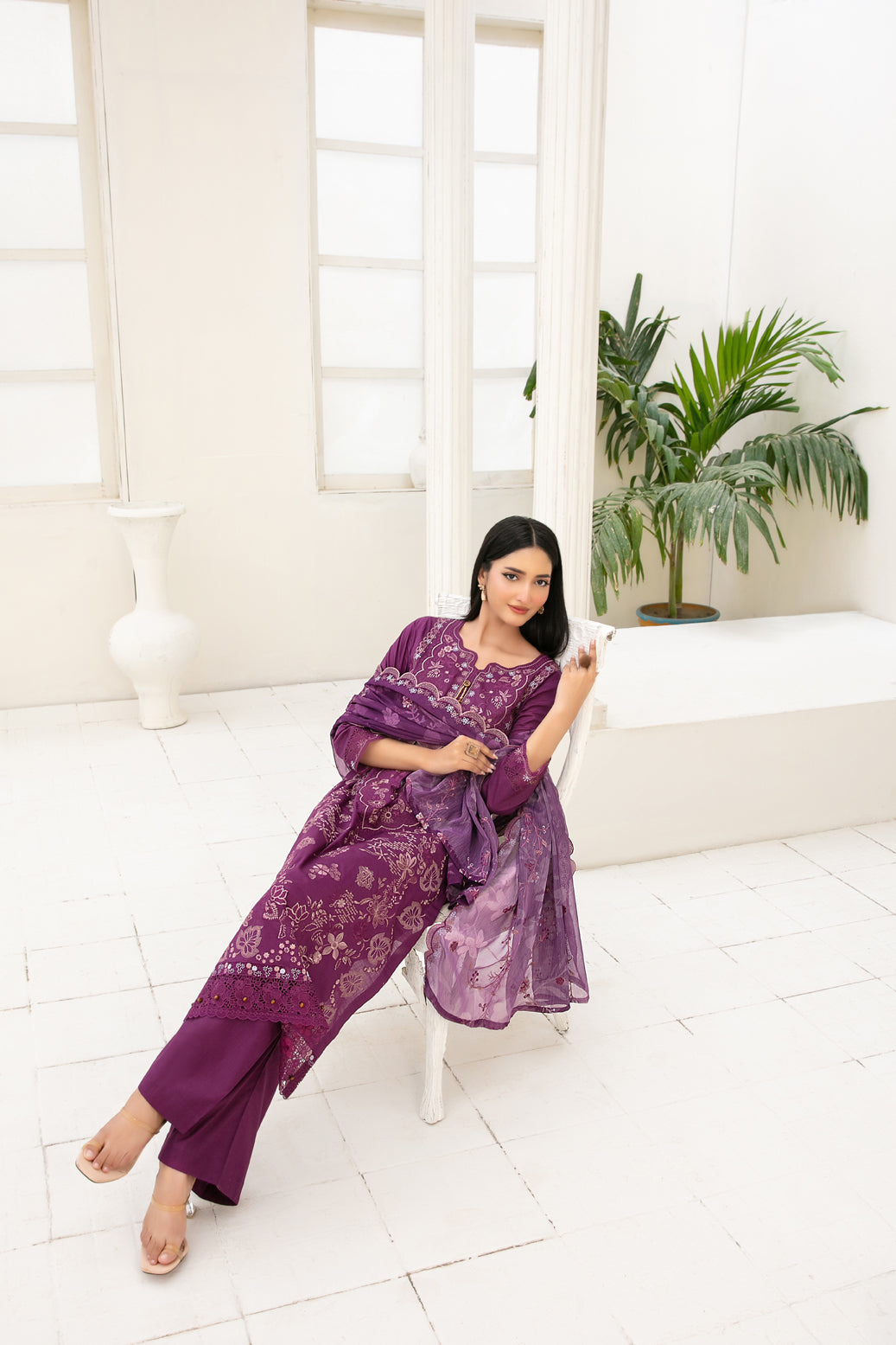 Araqa 3pcs Semi-Stitched Fancy Emb Slub Lawn [D-4219]