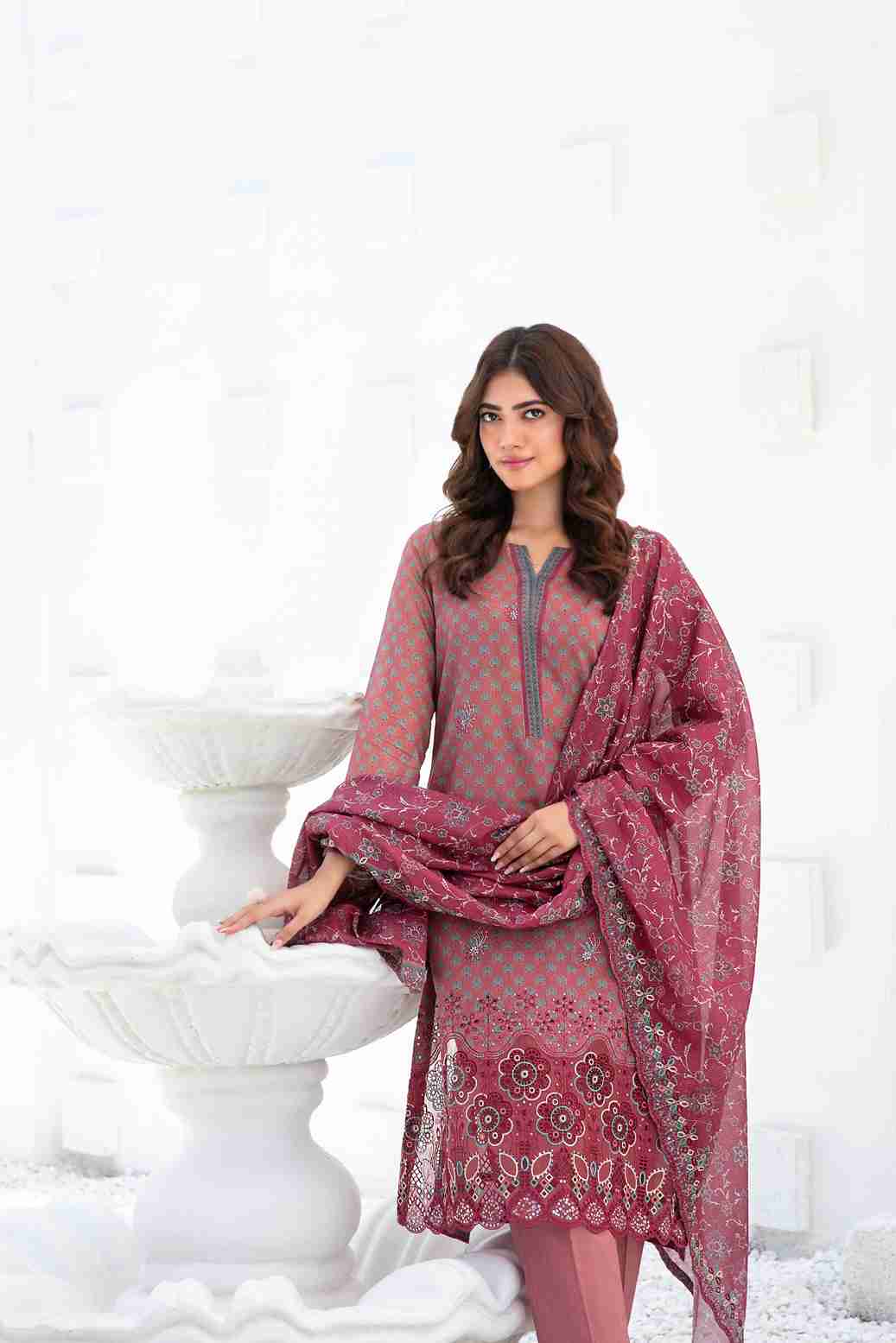 Ayna 3Pcs Unstitched Printed Lawn [D-3943]