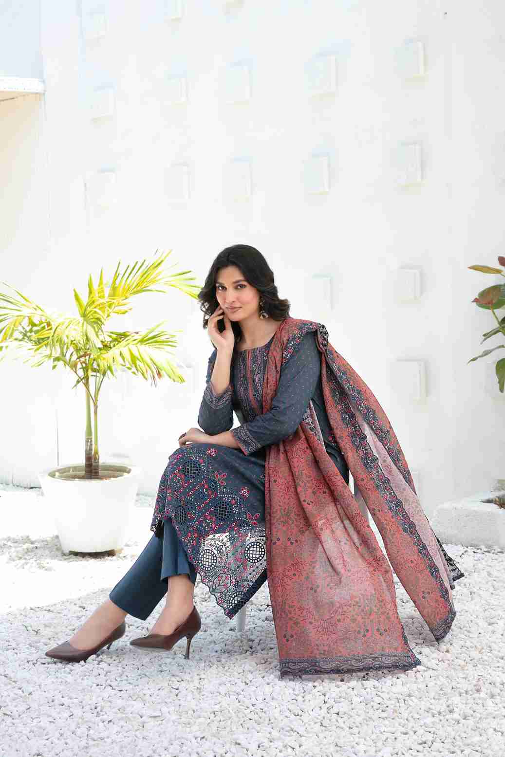Ayna 3Pcs Unstitched Printed Lawn [D-3946]