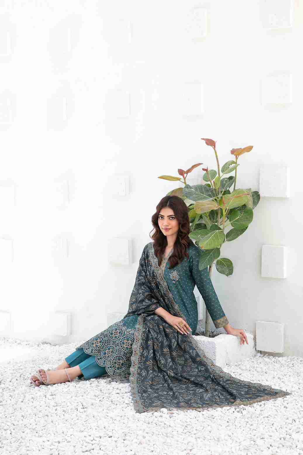Ayna 3Pcs Unstitched Printed Lawn [D-3942]